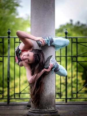 Pixie Le Knot (game Of Thrones Contortionist) Hanging Out